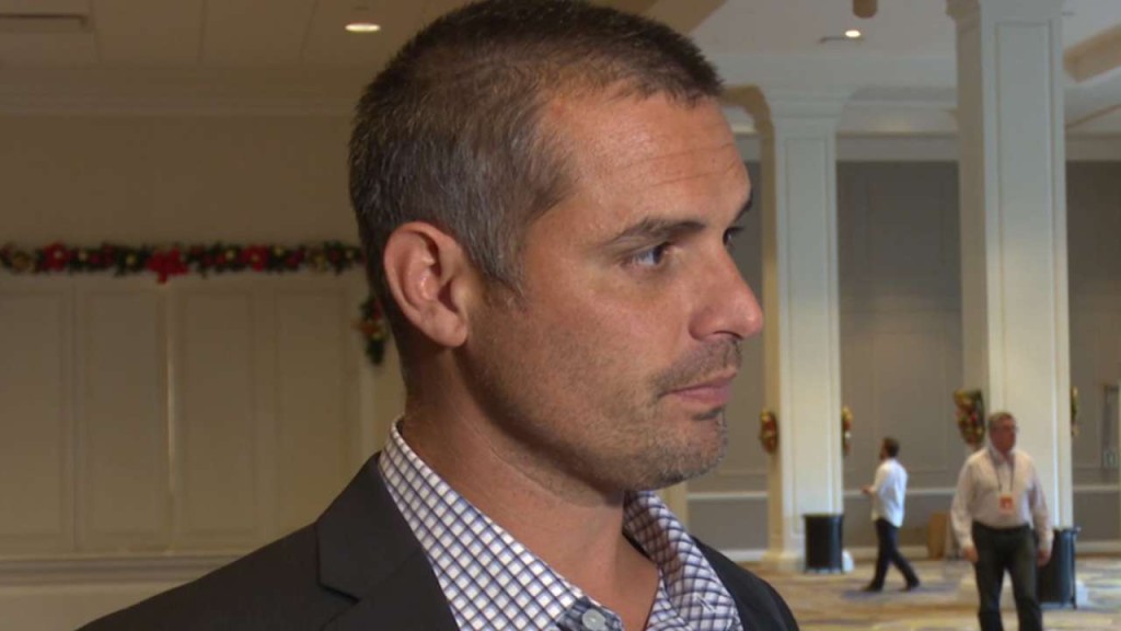 Rays manager Kevin Cash speaking with Neil Solondz at the 2015 Winter Meetings. (Photo Credit: Tampa Bay Rays)